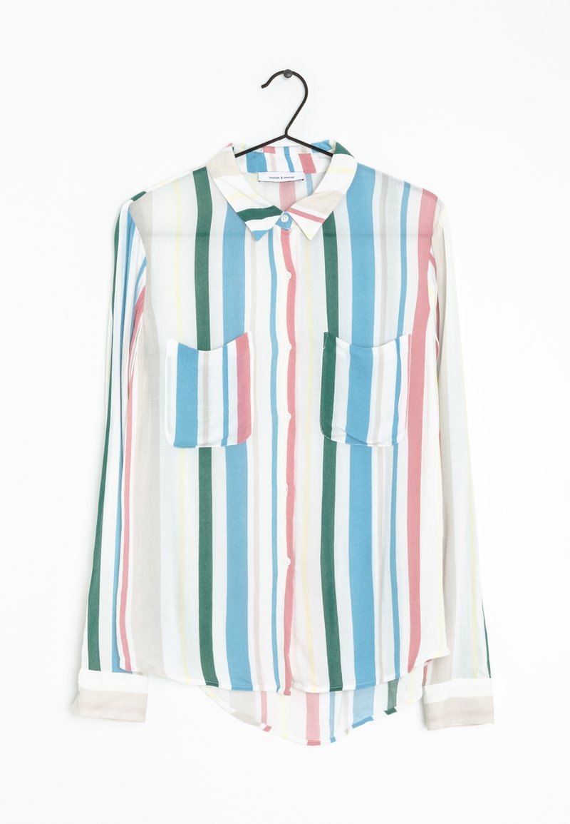 Chemise à manches longues boutonnée avec des rayures verticales en bleu, vert, rose, jaune et blanc, avec deux poches poitrine avant, sur un cintre.