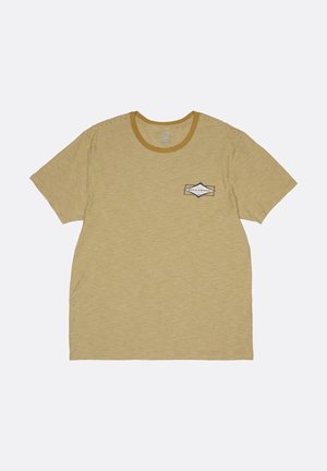 T-shirt beige à manches courtes avec fines rayures horizontales et petit logo Billabong sur la poitrine gauche, avec un col uni couleur moutarde.