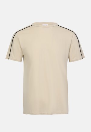 Beige T-shirt met korte mouwen, zwarte bies langs de schoudernaden en een ronde halslijn, afgebeeld op een effen achtergrond.