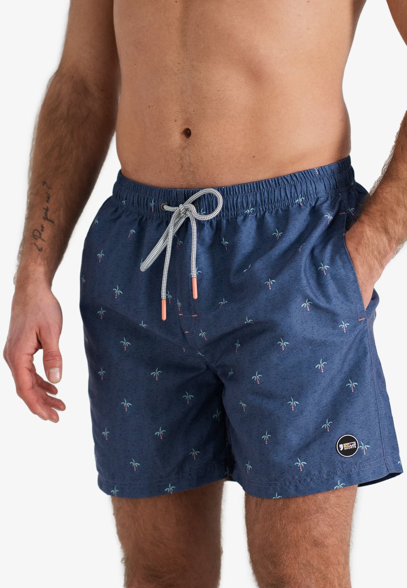 Marine zwembroek met elastische tailleband en trekkoord. Bevat kleine palmbomenpatronen en zijzakken. Textuurstof, logopatch aan de zoom.