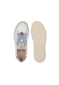 Sneakers bianchi in pelle con lacci blu chiaro, linguetta imbottita e dettagli multicolore. Suola in gomma con texture esagonale.