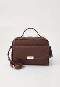 Burgunderfarbene Ledertasche mit strukturiertem Finish, goldenen Beschlägen, einem oberen Griff, abnehmbaren Schulterriemen und einer Vordertasche.