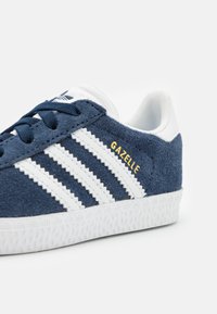 adidas Originals GAZELLE UNISEX - Lära-gå-skor - collegiate navy/footwear white