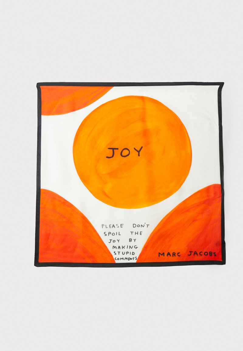 Μεταξωτό μαντήλι με άσπρο φόντο και μεγάλους πορτοκαλί κύκλους. Το κείμενο αναγράφει "ΧΑΡΑ" και ένα μήνυμα σε μαύρο χρώμα, περιτοιχισμένο από μια μαύρη άκρη.