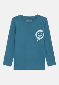 Langärmliges blaues T-Shirt aus weicher Baumwolle mit einem hellblauen Smiley-Grafik auf der linken Brust. Rundhalsausschnitt und schlichtes Design.