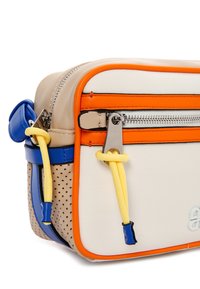 Handtasche mit einem creme-weißen Körper, akzentuiert mit orange und blauem Besatz. Verfügt über einen silbernen Reißverschluss und einen gelben Kordelzug mit perforierten beigen Seiten.