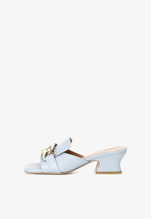 Mule cu toc, din piele de culoare bleu deschis, cu vârful deschis, având o bandă largă și un accent din lanț aurit în față. Toc mic, evazat.