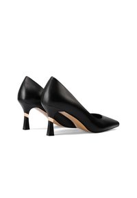 Scarpe nere in pelle con tacco alto, punta affusolata e un design di tacco scolpito unico. Presentano una texture liscia e uno stile minimalista.