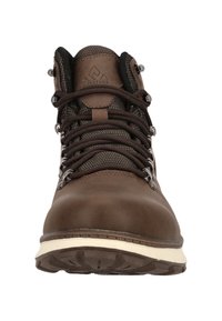 Brauner Leder-Wanderschuh mit Metallösen, dunklen Schnürsenkeln, gepolstertem Kragen und strukturiertem Profil. Verfügt über eine weiße Zwischensohle für Kontrast.