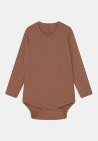 Bodysuit de bebé de manga longa castanho, feito de tecido suave, com um decote redondo, fechos de snap no ombro e um discreto detalhe de logotipo.