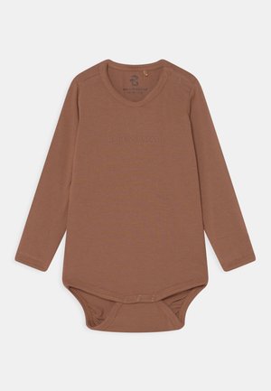 Bodysuit de bebé de manga longa castanho, feito de tecido suave, com um decote redondo, fechos de snap no ombro e um discreto detalhe de logotipo.