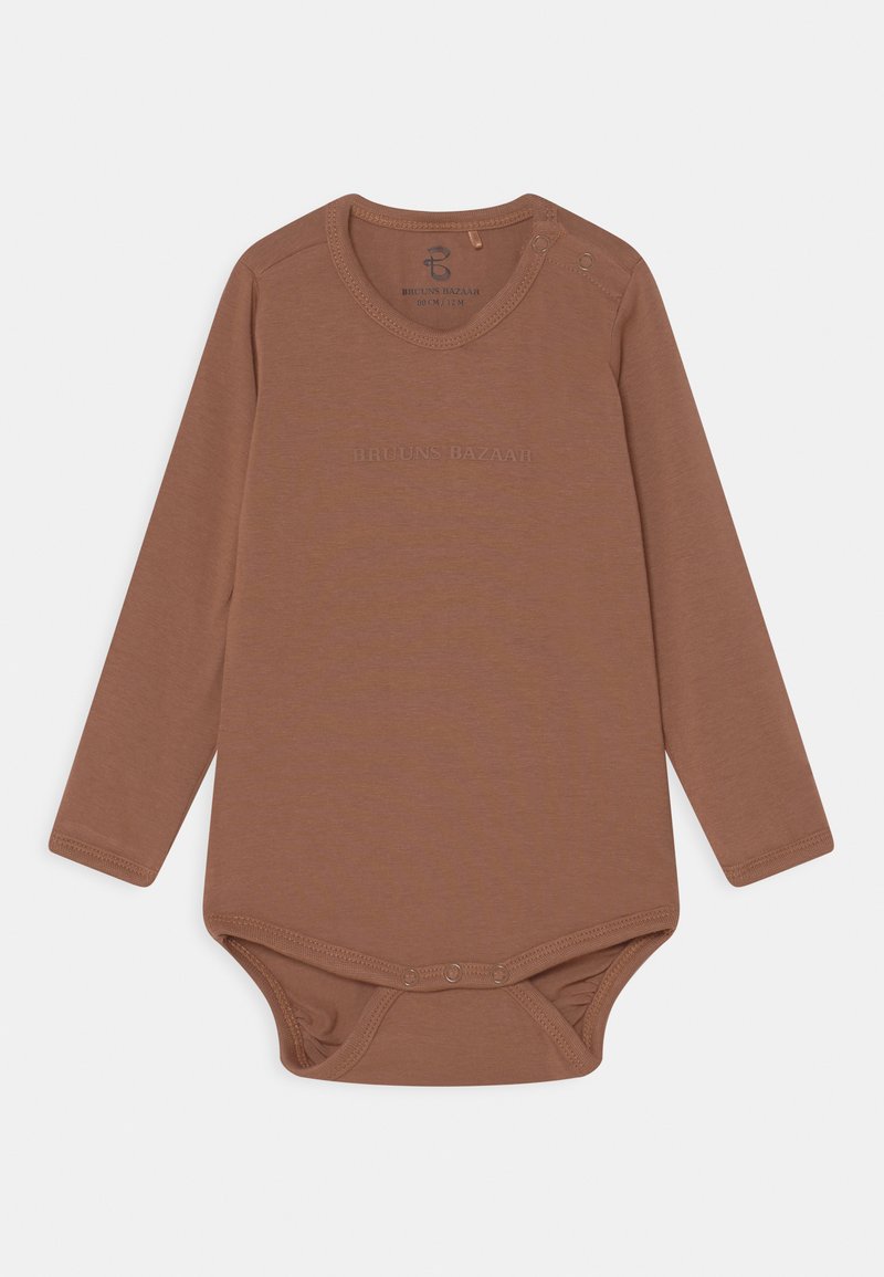 Bodysuit de bebé de manga longa castanho, feito de tecido suave, com um decote redondo, fechos de snap no ombro e um discreto detalhe de logotipo.