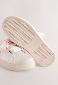 Rosa Satin-Sneaker mit glatter Oberfläche, übergroßen Schleifen-Schnürsenkeln, rundem Zehenbereich und profilierter Gummisohle mit wellenförmigem Muster.