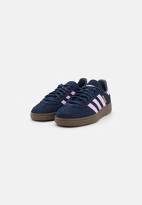 Mørkeblå semski sneakers med lyserøde striber, brun gummisål og traditionelt snørret design. Blød tekstur og klassisk silhuet.