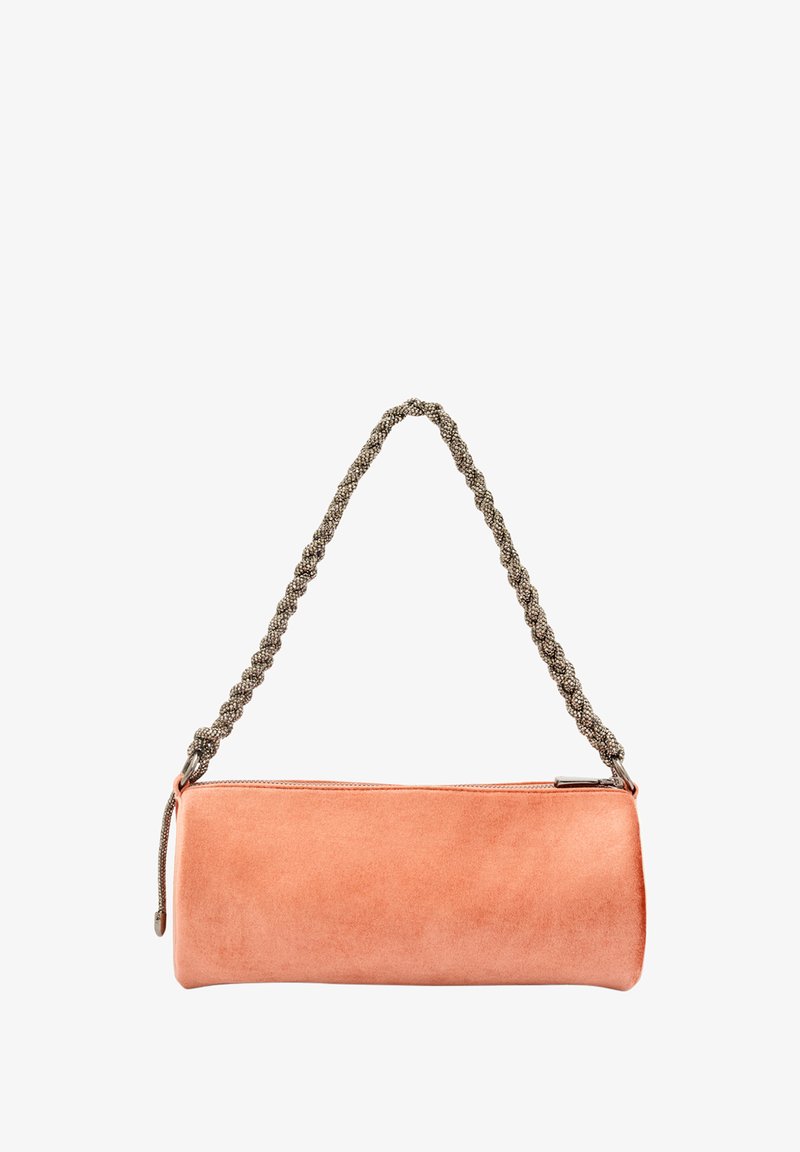 Borsa a tracolla in suede rosa con una tracolla a catena metallica intrecciata e chiusura con zip. Texture liscia con forma rettangolare.