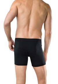 Černé žebrované boxerky mají jemný elastický pas a přiléhavý střih, který zdůrazňuje hladkou, matnou texturu.