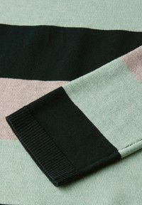 Gestreifter Strickpullover in Grün, Schwarz und Pink. Glatte Textur mit gerippten Bündchen und gleichmäßig verteilten horizontalen Streifen.