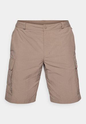 Világosbarna cargo rövidnadrágok, könnyű anyagból készült, oldalzsebekkel, egyenes szabással és gombos rögzítéssel. Sima textúra, térd alá érő kialakítás.