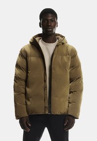 Dicke Jacke in einem gedämpften Olivgrün, mit Kapuze, Reißverschluss und gerippten Bündchen. Glatte Außenfläche mit minimaler Markenpräsenz.