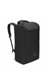 Mochila rectangular negra con correas acolchadas y un compartimento superior con cremallera, marcada con el logo "pactastic" en la esquina inferior delantera.