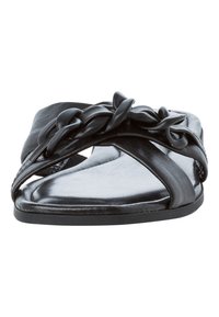 Černá nazouvací sandála s hladkým koženým svrškem zdobeným proplétaným detailem, plochou podrážkou a otevřenou špičkou.