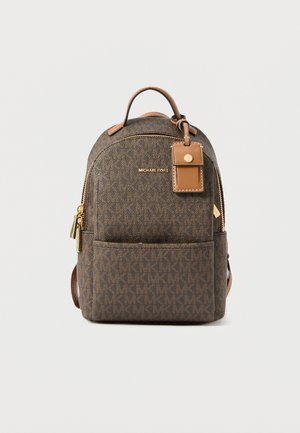 Zaino monogram marrone con accessori in oro, dettagli in pelle color cuoio, manico superiore, scomparti con zip e tasca frontale.