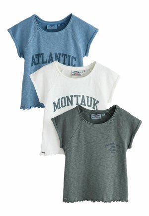 Drie casual T-shirts met ronde hals en korte mouwen in blauw, wit en grijs, elk met een andere bedrukt tekst op de voorkant.