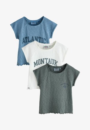 Drei legere T-Shirts mit Rundhalsausschnitt und kurzen Ärmeln in Blau, Weiß und Grau, jeweils mit unterschiedlichem aufgedrucktem Text auf der Vorderseite.