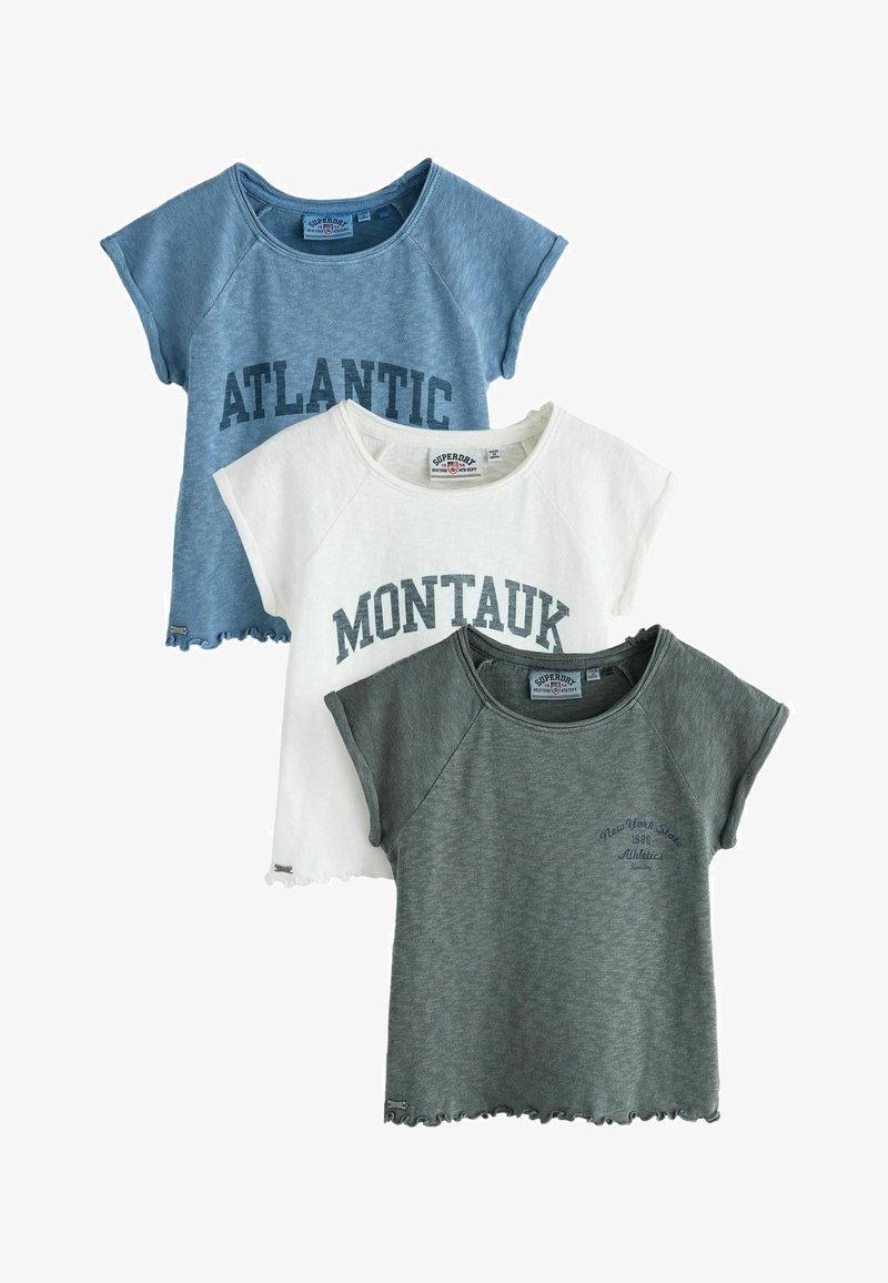 Trois T-shirts décontractés à col rond avec manches courtes en bleu, blanc et gris, chacun présentant un texte imprimé différent sur le devant.