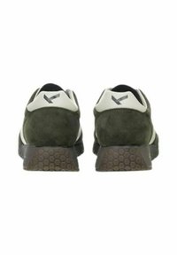 Sneaker in suede verde con suola in gomma testurizzata. Accenti bianchi e grigi sul tallone, con un dettaglio del logo sul retro.