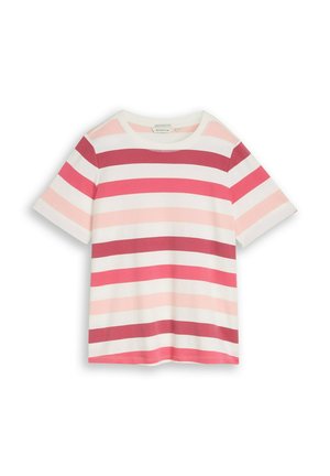 Korte mouw T-shirt met ronde hals en horizontale strepen in tinten rood, roze en wit, plat neergelegd op een witte achtergrond.