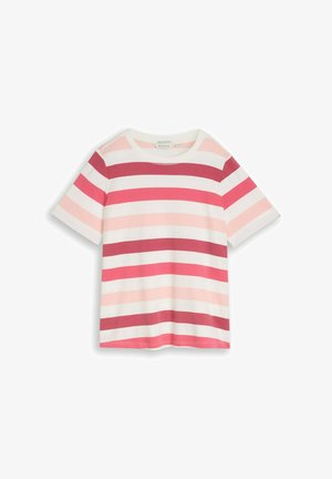 Korte mouw T-shirt met ronde hals en horizontale strepen in tinten rood, roze en wit, plat neergelegd op een witte achtergrond.