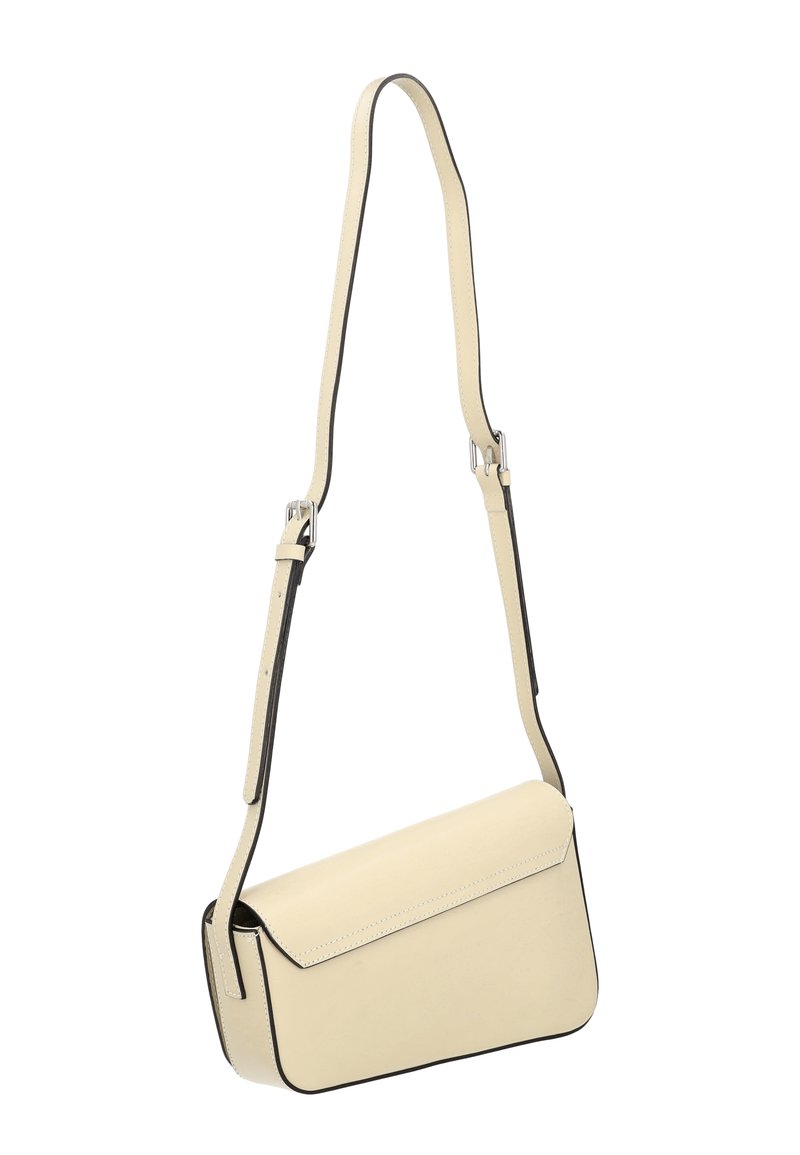 Krémová kožená crossbody taška s minimalistickým designem, obdélníkovým tvarem a kontrastními černými okraji. Obsahuje nastavitelný popruh a klopu na zavírání.