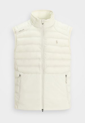 Gilet rembourré blanc avec un col montant, une fermeture éclair à l'avant, des poches latérales et un subtil design matelassé ; présente un petit logo sur la poitrine.