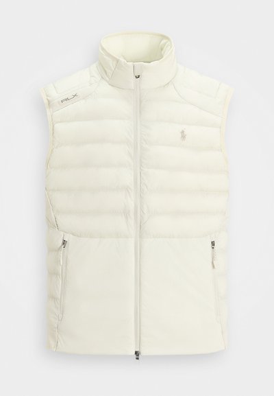 Balts pūkains bezrūpnieks ar augstu apkakli, rāvējslēdzēja priekšpusi, sānu kabatām un diskrētu kviltējuma dizainu; ar mazu logotipu uz krūtīm.