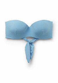 Top de bikini strapless de color azul claro con una textura suave y un detalle de atado en el centro. Presenta una forma contorneada para mayor soporte.