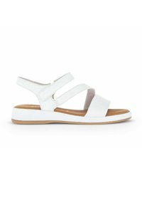 Witte open teen sandaal met twee verstelbare bandjes en een gevoerde bruine binnenzool op een witte platte zool met een lichtbruine buitenzool.