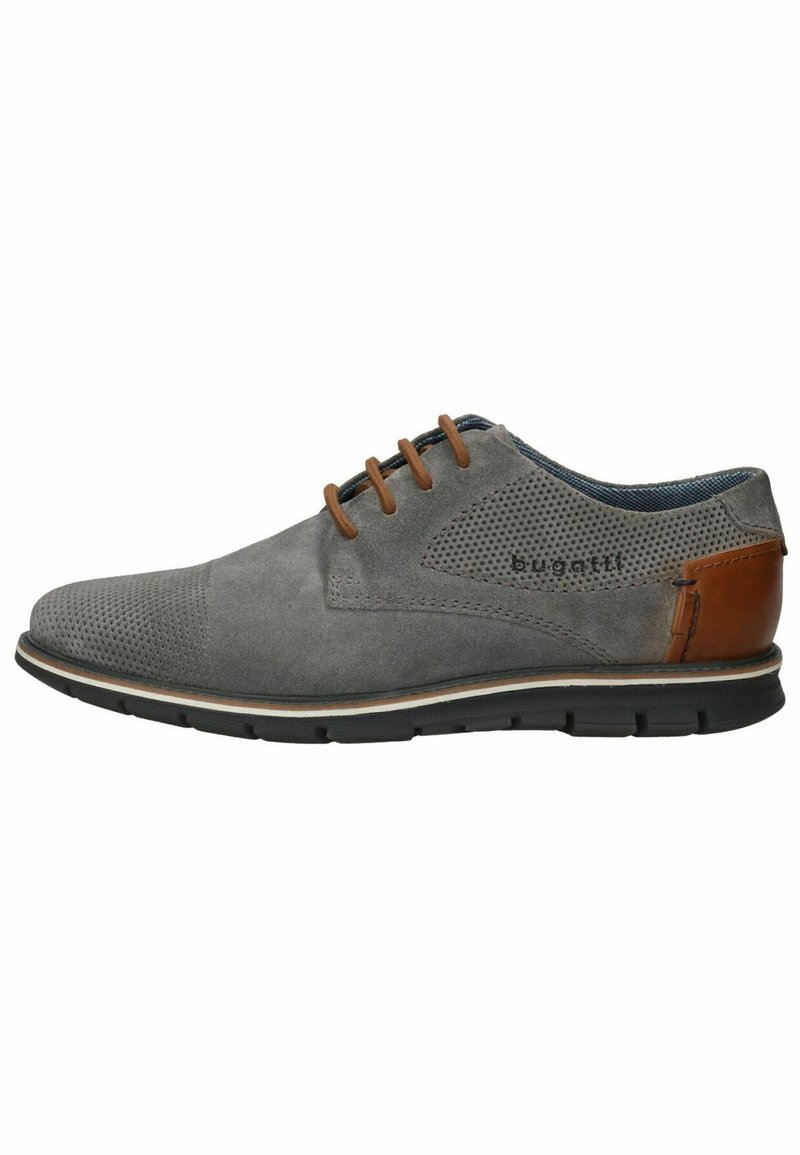 Chaussure en daim gris avec un design perforé, accents en cuir marron et semelle en caoutchouc noir. Équipée de lacets et d'un intérieur bleu contrastant.