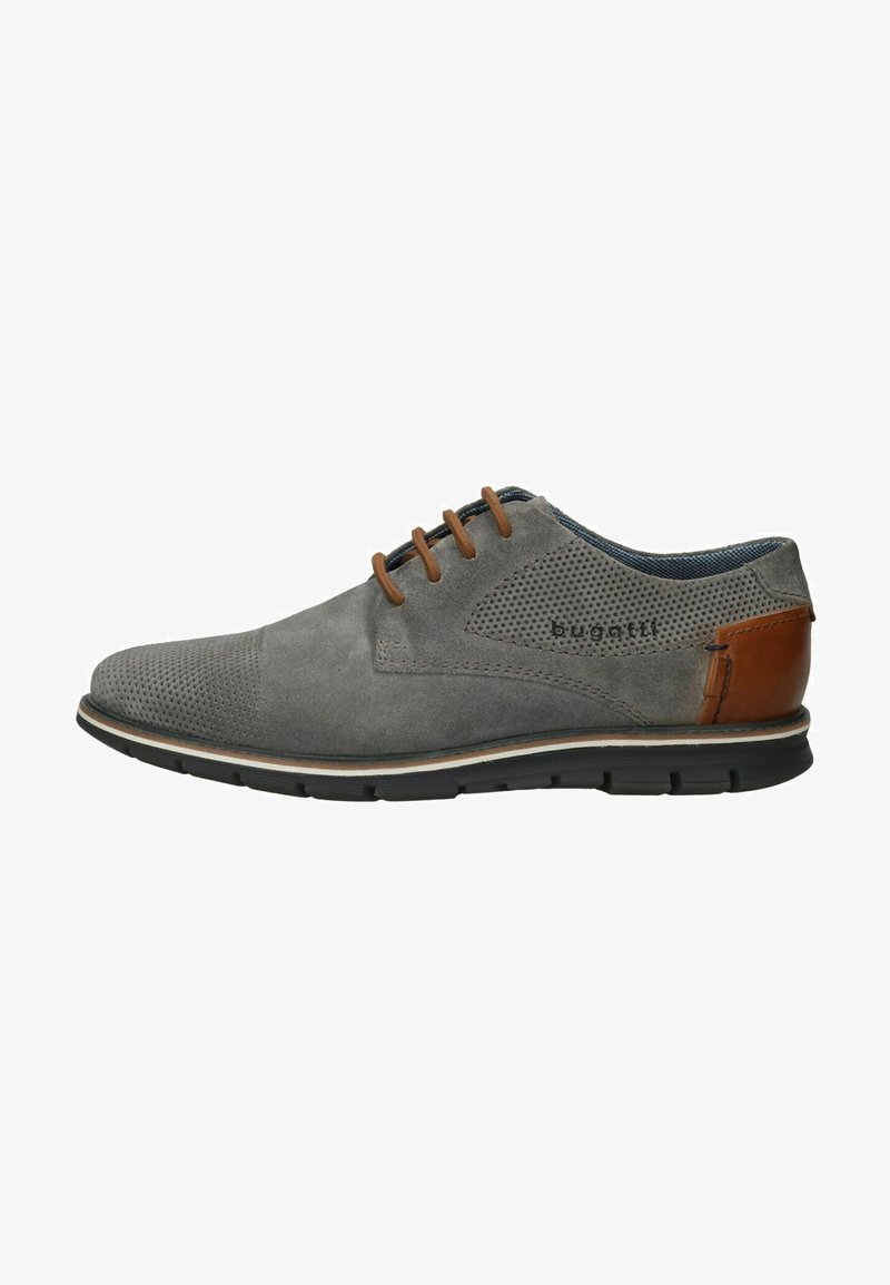 Chaussure en daim gris avec un design perforé, accents en cuir marron et semelle en caoutchouc noir. Équipée de lacets et d'un intérieur bleu contrastant.