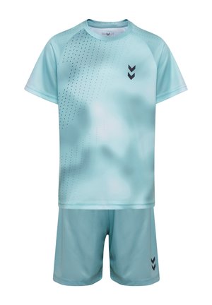 Lyseblå kortærmet sportstrøje og matchende shorts med små sorte chevron-logoer og diskret prikket mønster på trøjen.