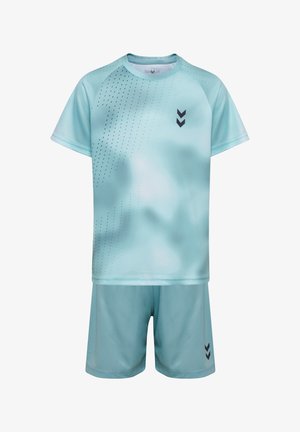 Hellblaues Sportshirt mit kurzen Ärmeln und passenden Shorts mit kleinen schwarzen Chevron-Logos und dezentem Punktemuster auf dem Shirt.