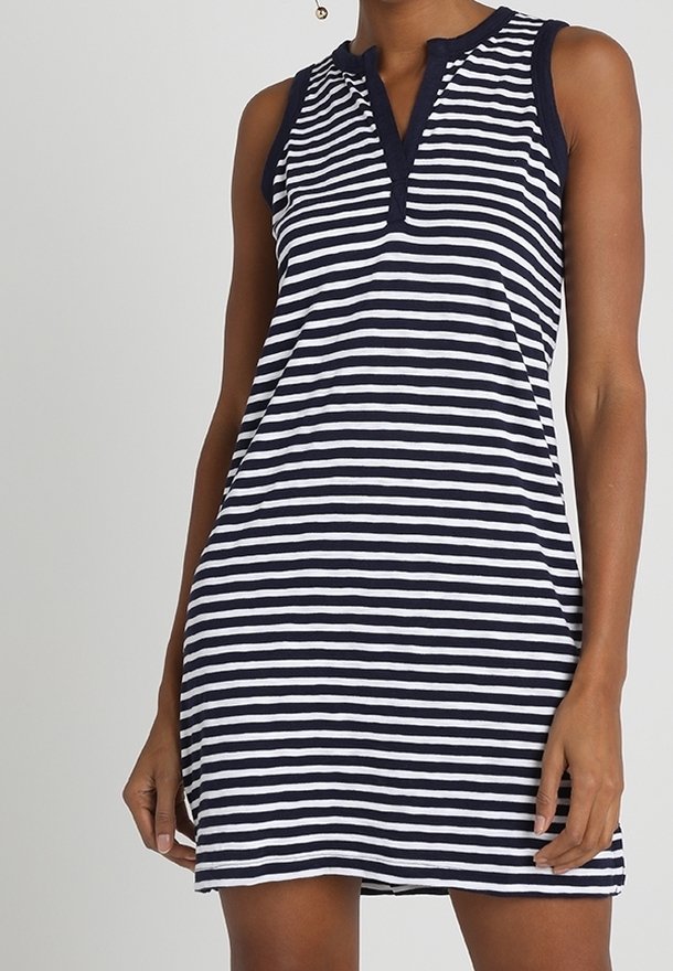 Granatowo-biała, w paski, bezrękawnikowa sukienka z dekoltem henley i luźnym krojem, wykonana z miękkiej bawełnianej tkaniny.