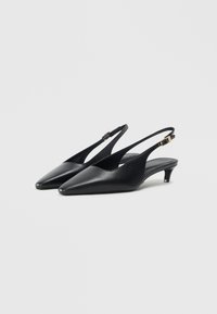 Mustad nahast slingback kingad terava ninaga ja madala kitten kontsaga, millel on lihtne rihm ja metallist pandla detail.