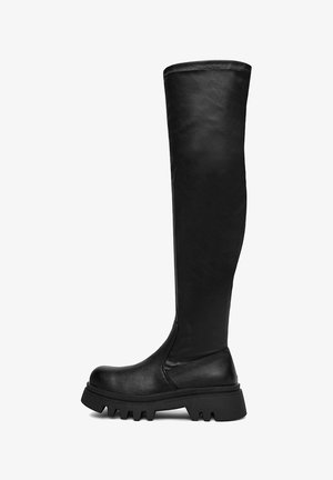 Cizme negre până la genunchi, fabricate din piele netedă, cu o talpă masivă dotată cu un grip texturat, cusături minime și vârful rotund.