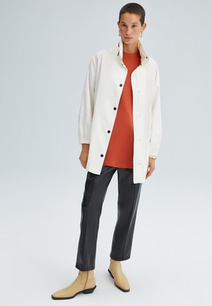 Touché Privé WITH NECKBAND - Īss mētelis - off white