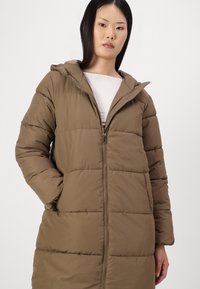 Brun pufferjakke med hette, med glidelås og horisontale sømmer. Myk tekstur, kne-lengde design.