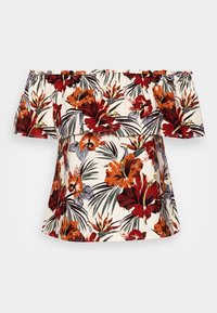 Top floreale off-the-shoulder con scollatura arricciata in crema, caratterizzato da grandi fiori di ibisco rossi, arancioni e viola su uno sfondo di fogliame verde.
