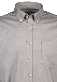 Camicia grigia con bottoni, caratterizzata da un colletto, taschino sul lato sinistro del petto e bottoni beige chiaro con una texture liscia.
