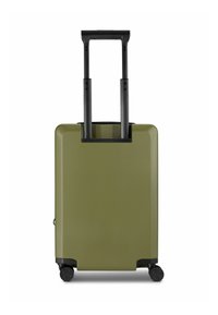 Maleta rígida de color verde oliva, con un asa negra retráctil y cuatro ruedas negras para facilitar la movilidad. Acabado suave y texturizado.