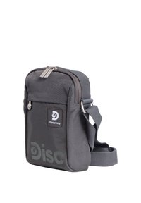 Kleine dunkelgraue Umhängetasche mit Reißverschlussfach auf der Vorderseite, verstellbarem Träger und "Discovery"-Logo auf der Frontplatte.